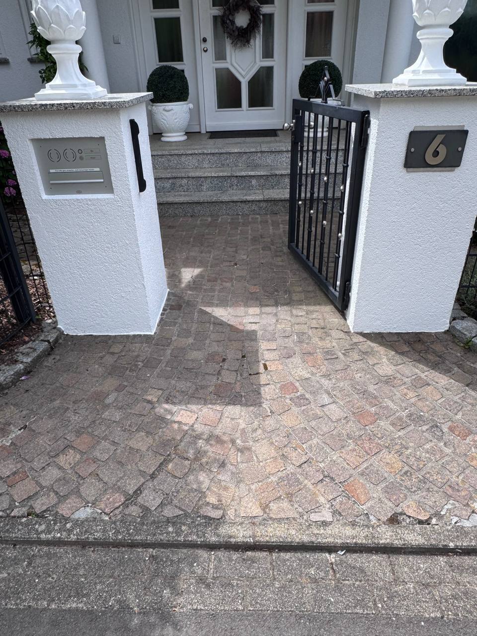 Kopfsteinpflaster Weg als Einsatzbereich für Steinreinigung nachher gereinigt