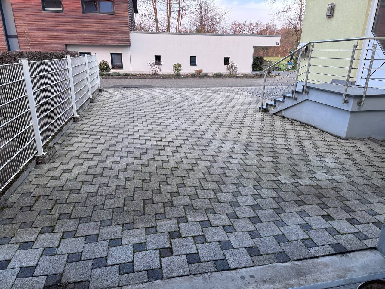 Vorher: Einfahrt vor der Steinreinigung
